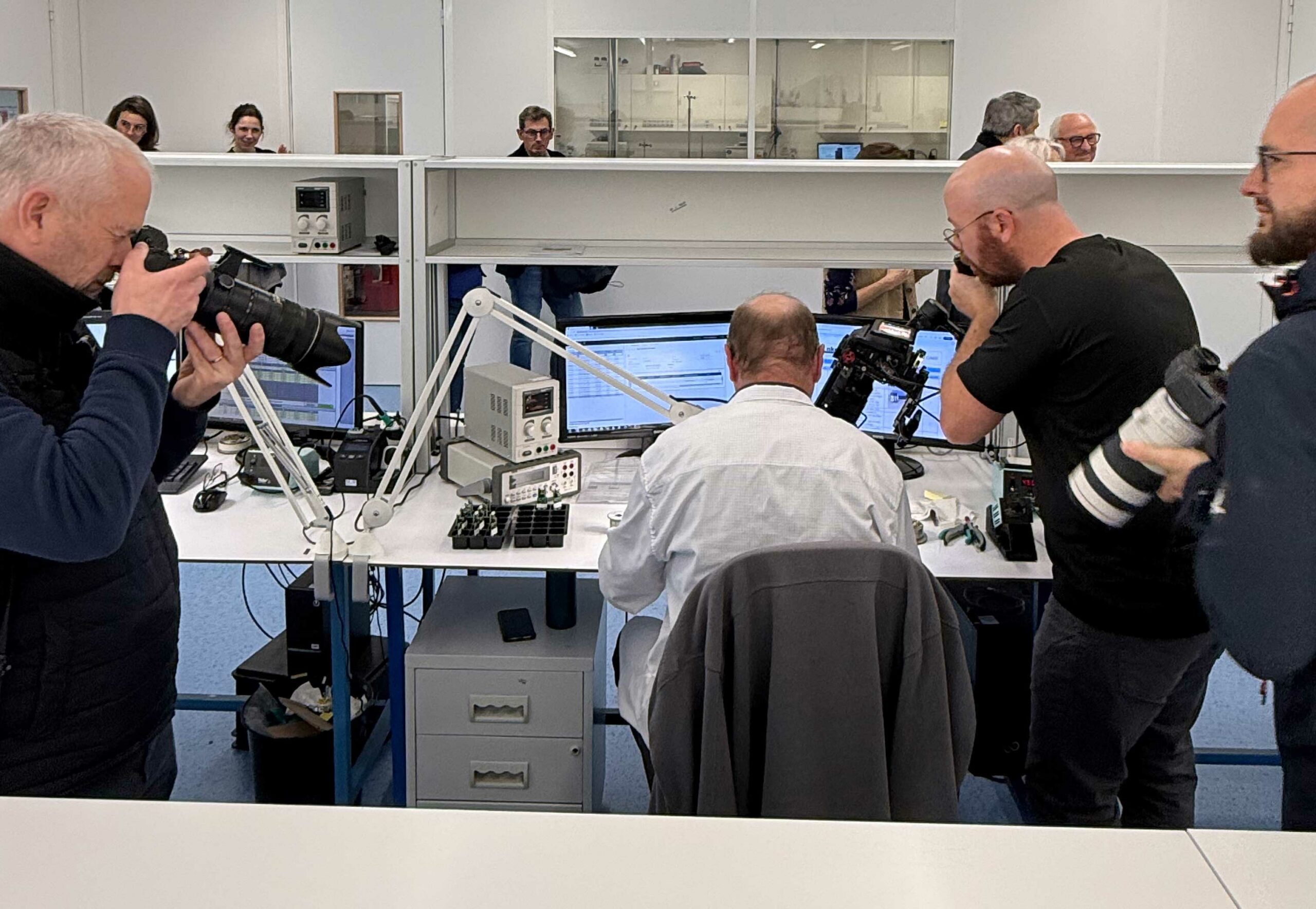 Gros plan sur le savoir-faire des techniciens de production nke Instrumentation