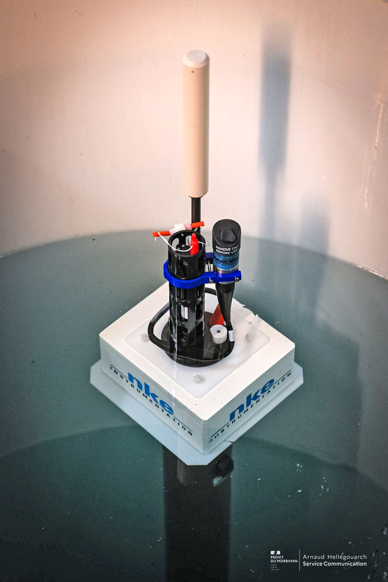 Un Arvor dans un des bassins d'essai nke